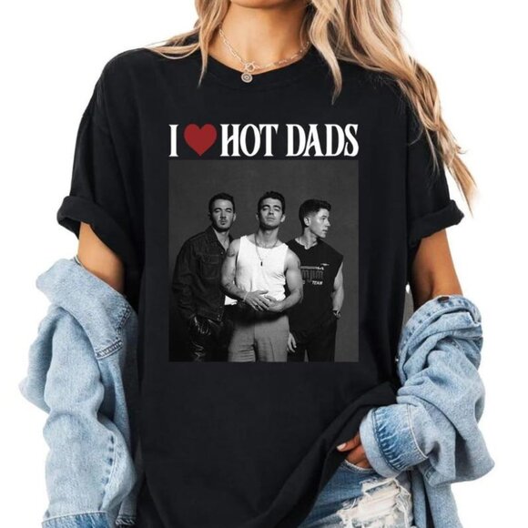 I Love Hot Dads Shirt, 20th Anniversary Tour 2025, Living The Dream Tour 2025 05 - Picture 1 of 5